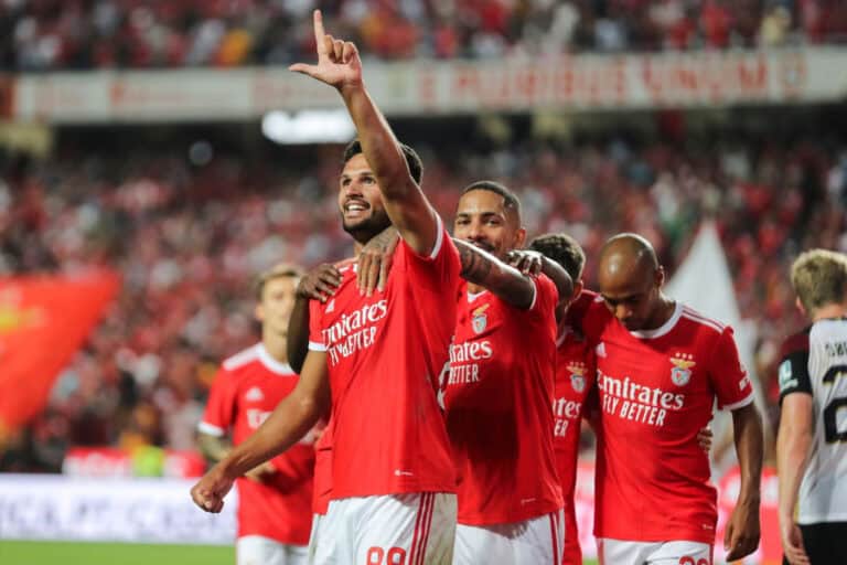 Benfica vence Midtjylland e está mais perto da Champions
