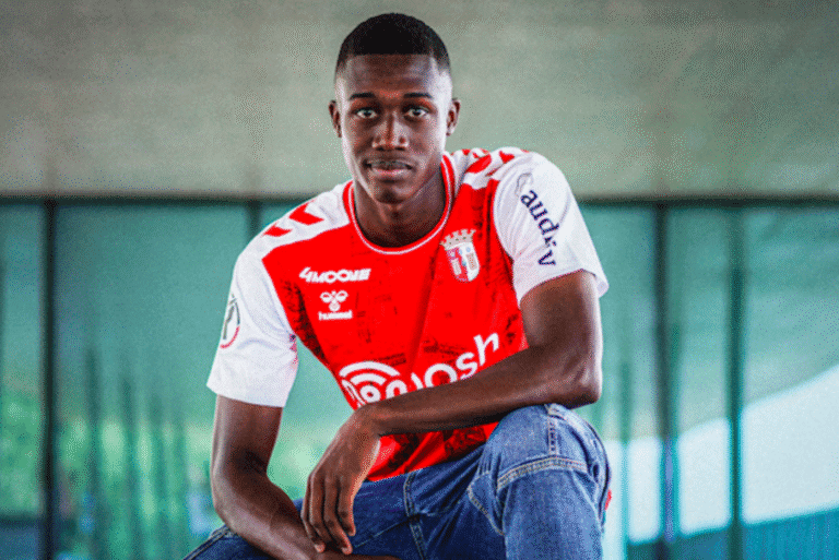 Idalécio Dias assina contrato profissional com SC Braga