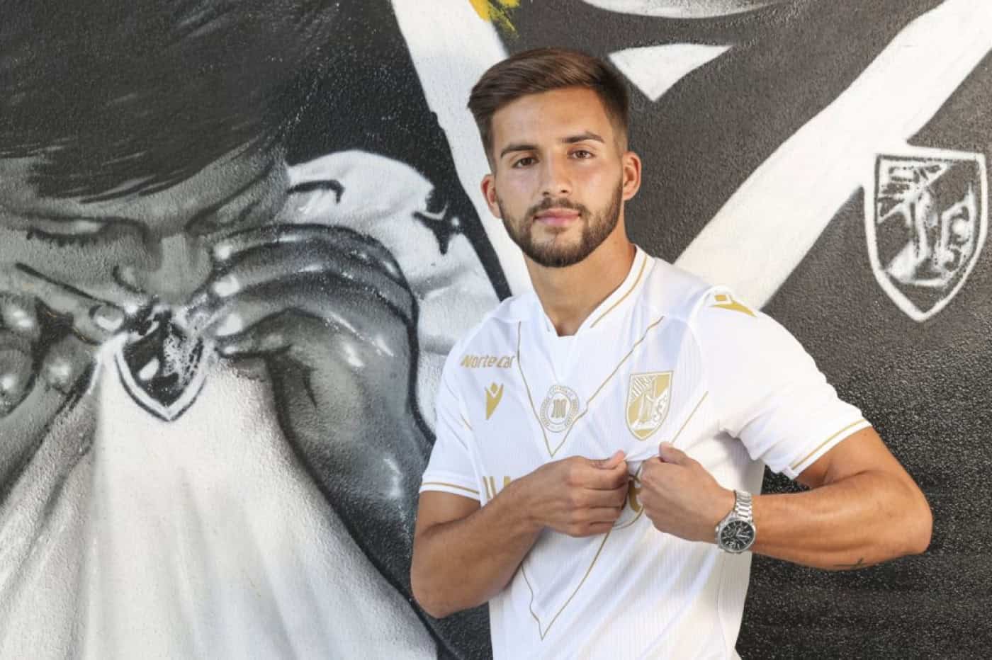 Afonso Freitas prolonga ligação ao Vitória SC