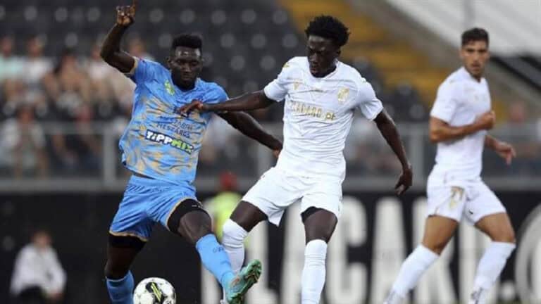 Moreno faz cinco mudanças no onze frente ao Hajduk Split