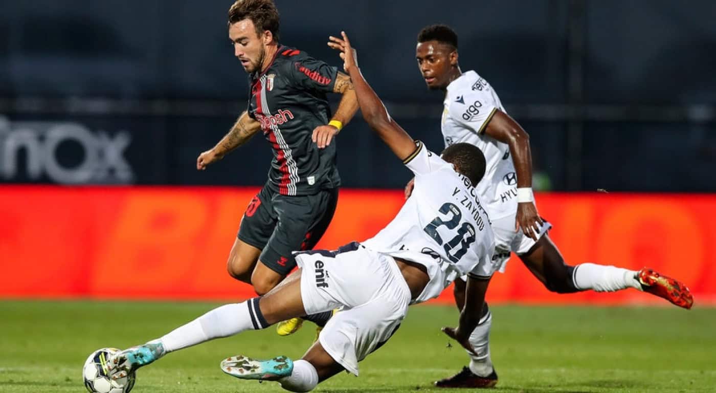 Banza brilha e dá vitória ao SCB em Famalicão