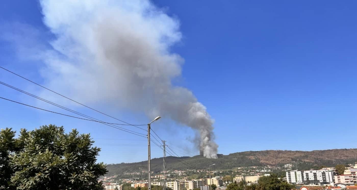 Dois meios aéreos combatem incêndio em Joane