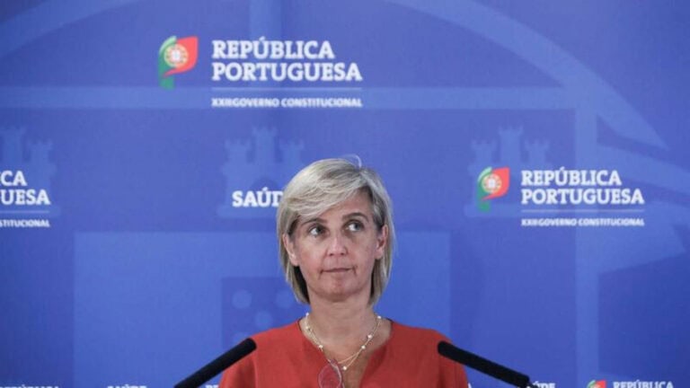 Governo anuncia fim do uso obrigatório de máscara nos transportes e farmácias