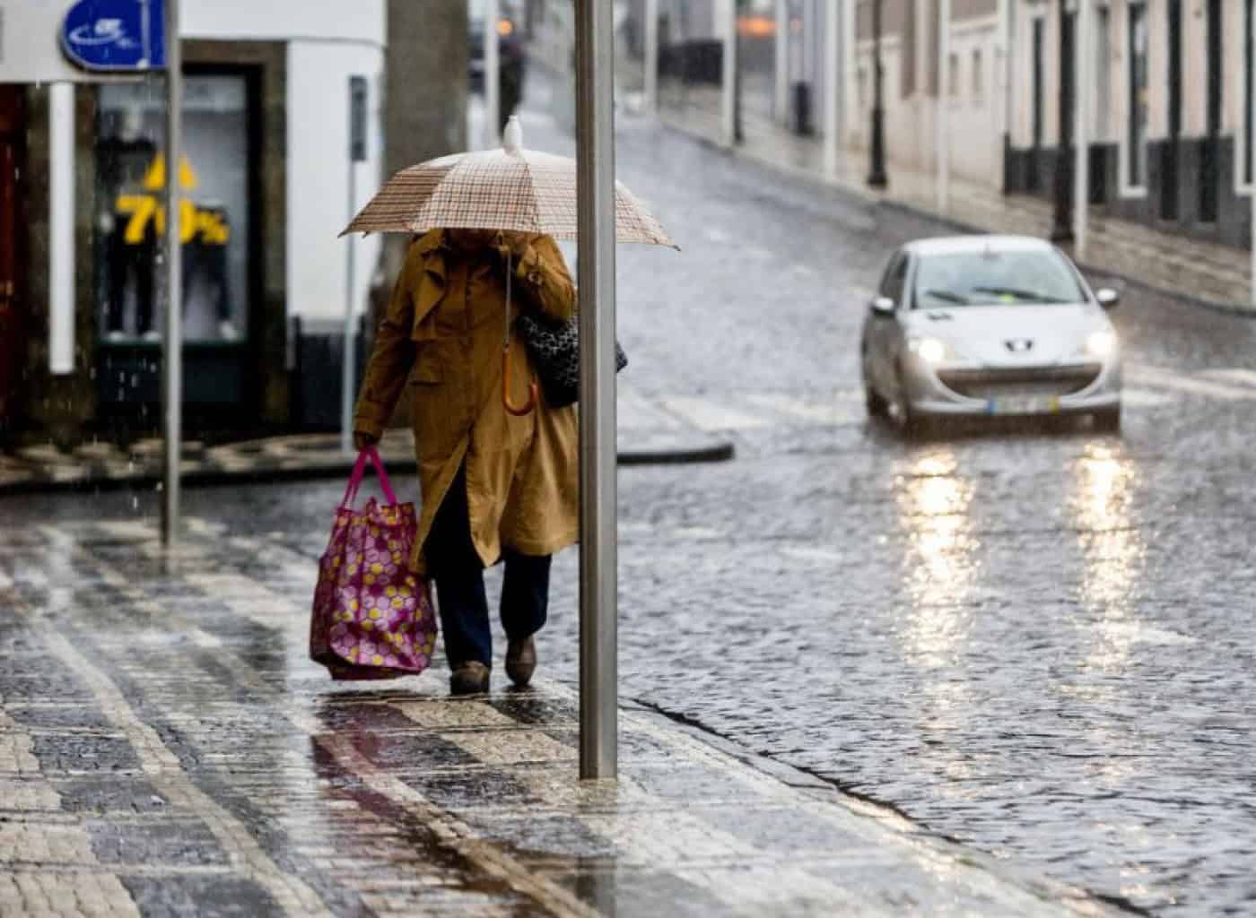 Proteção civil avisa para chuva intensa e vento forte segunda e terça-feira