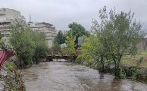 Rio Este galga as margens e volta a provocar danos em viaturas junto à Bosch