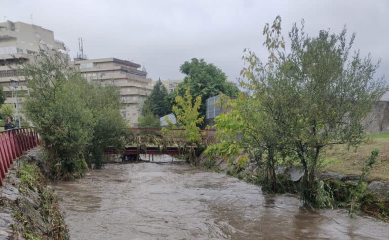 Rio Este galga as margens e volta a provocar danos em viaturas junto à Bosch