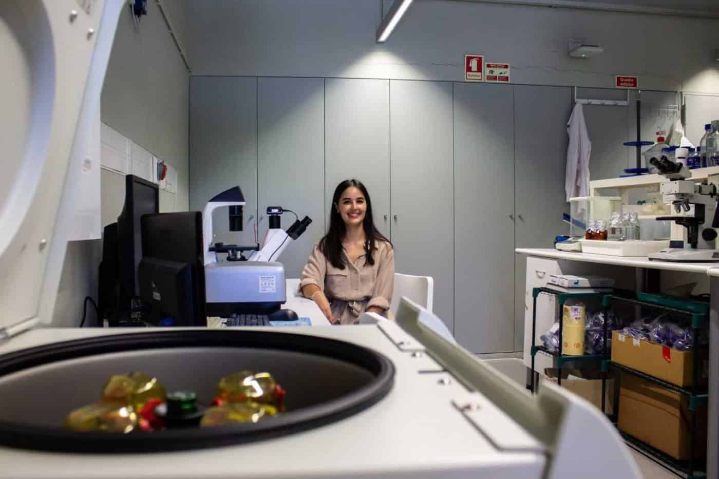 Substituto ósseo com materiais bioativos vale prémio a investigadora da UMinho