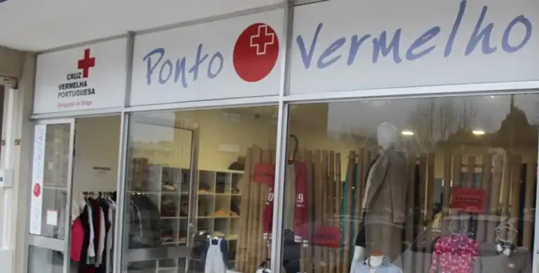 Cruz Vermelha de Braga instala 'Ponto Vermelho' na entrada do Mercado Municipal