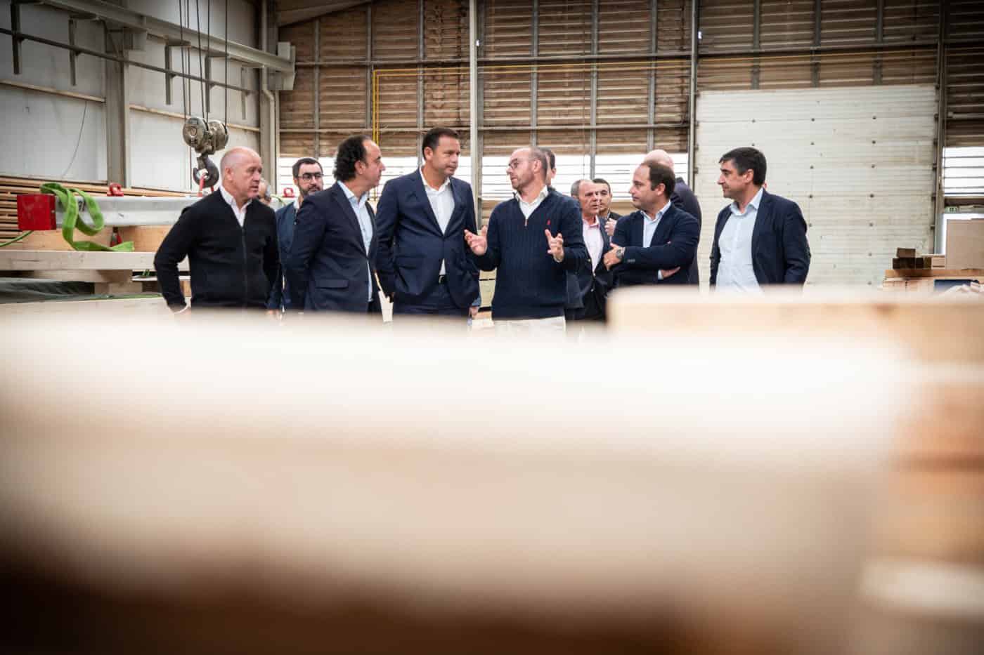 Líder do PSD diz que Governo devia ter ido mais longe no apoio às empresas