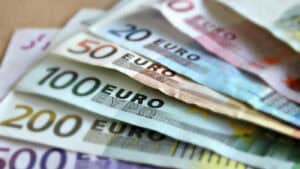Euro cai para novo mínimo de 20 anos depois de viragem à direita em Itália&nbsp;