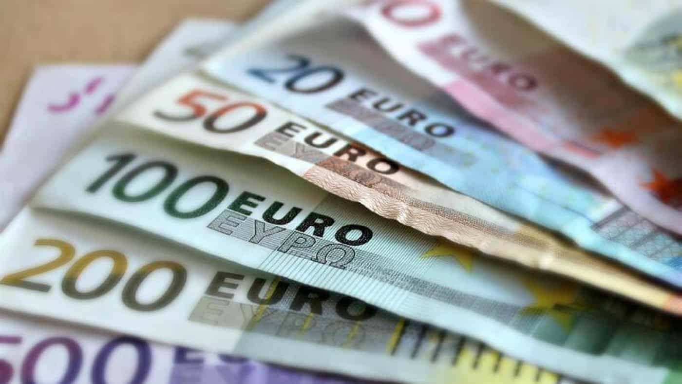 Euro cai para novo mínimo de 20 anos depois de viragem à direita em Itália&nbsp;