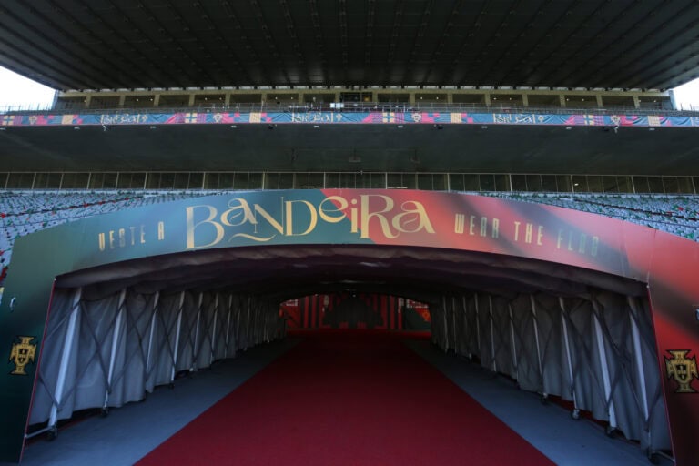 Fernando Santos faz três alterações para jogo com a Espanha