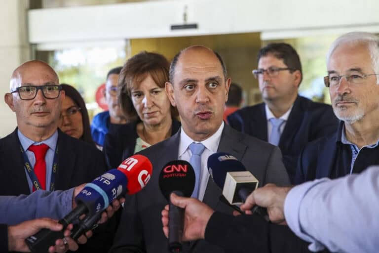 Chumbada audição do ministro da Saúde sobre fecho de maternidades e urgências