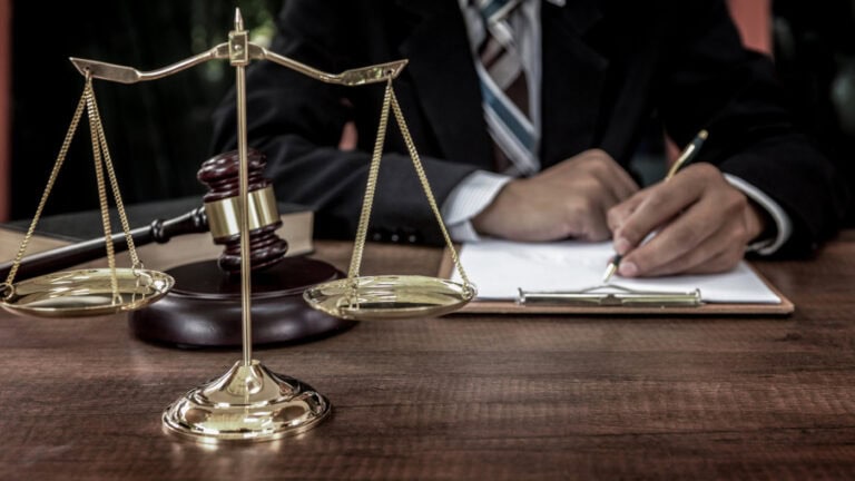 Oficiais de justiça em greve parcial em vários tribunais do continente e ilhas