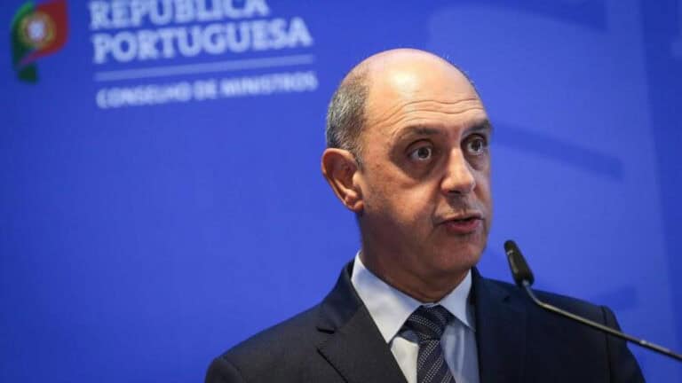 Ministro da Saúde promete "avaliação criteriosa" de eventual fecho de maternidades