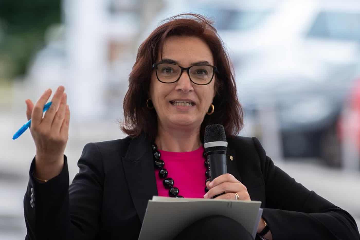 Ministra da Ciência diz que deixou de deter participação em empresa antes de assumir o cargo