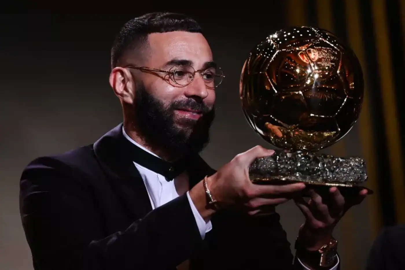 Karim Benzema vence Bola de Ouro pela primeira vez e sucede a Lionel Messi