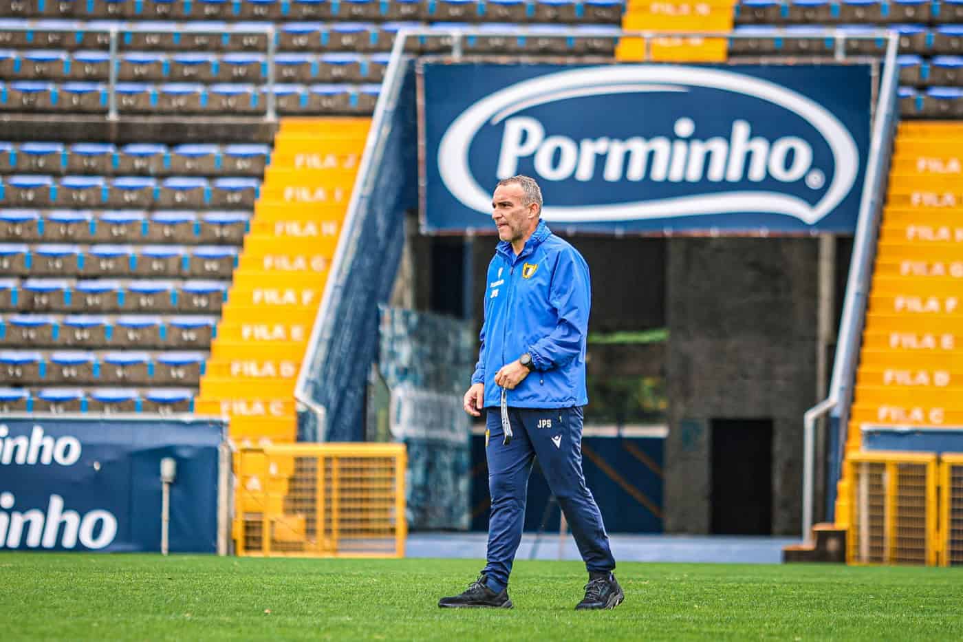 Treinador do Famalicão quer que a equipa deixe de ser bipolar