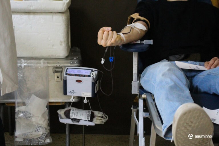 AAUMinho apela aos 'Heróis de Capa Negra' para dar vida