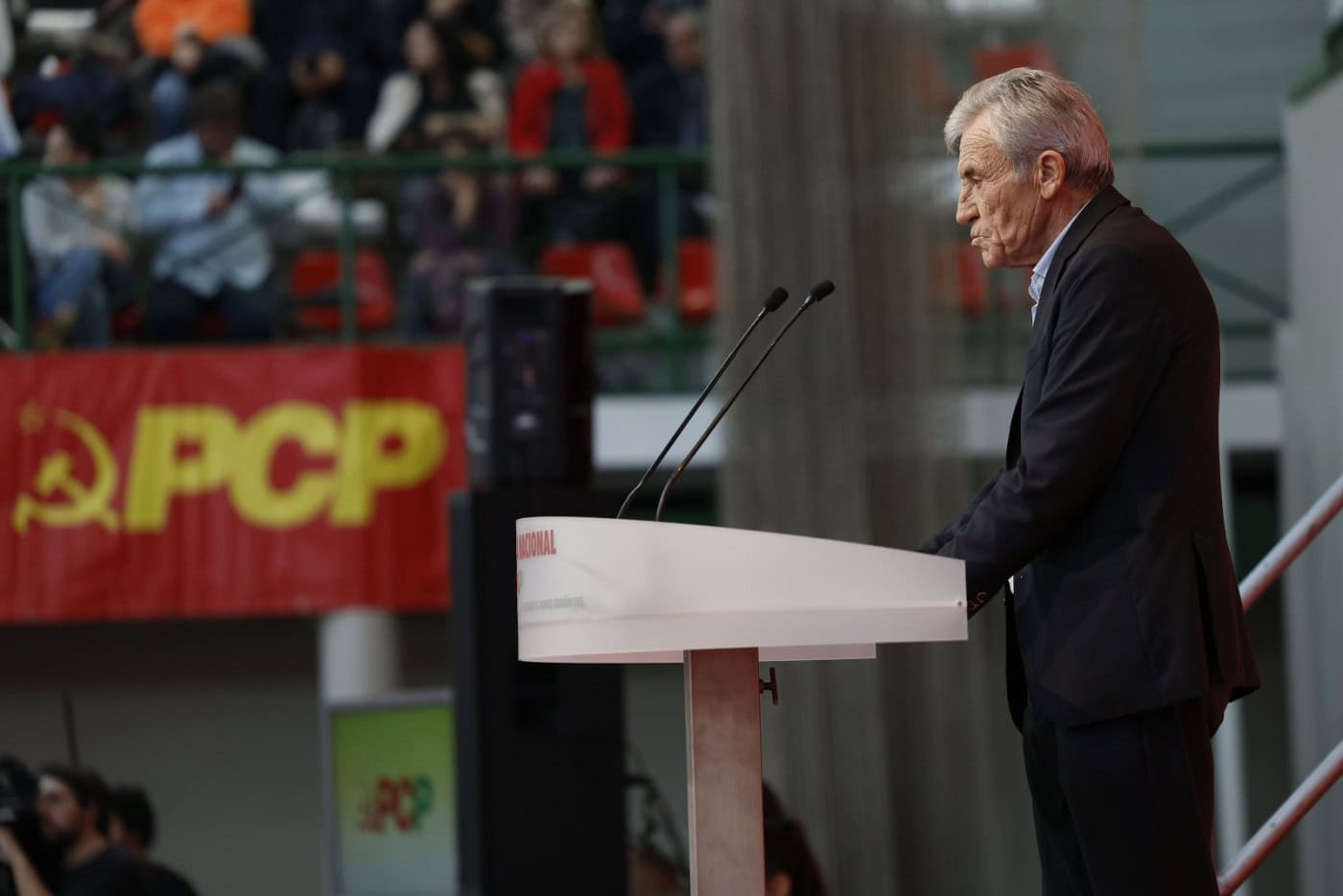 "O vento está forte" mas os comunistas vão enfrentá-lo "virados para a frente"