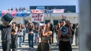 Ativistas convidam ministro da Economia a visitar na 2.ª feira ocupação no Liceu Camões&nbsp;