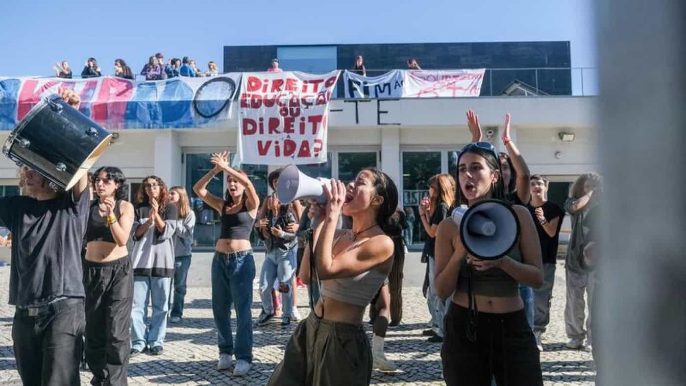 Ativistas convidam ministro da Economia a visitar na 2.ª feira ocupação no Liceu Camões