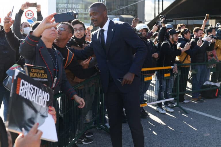 Mundial2022: Dezenas de adeptos no aeroporto desejam longa estadia a Portugal&nbsp;