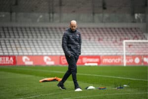 “Estou num clube muito competente, sedento de sair da situação onde está”