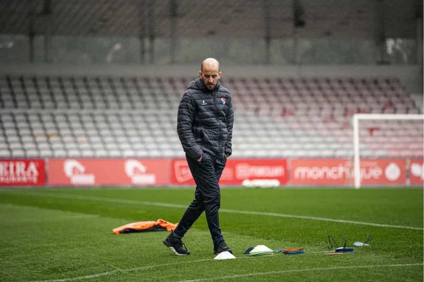 “Estou num clube muito competente, sedento de sair da situação onde está”