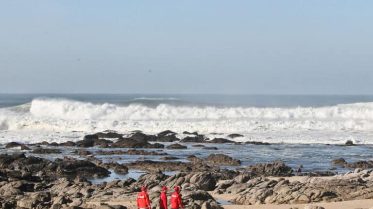 Retirado corpo do mar em praia na Póvoa de Varzim&nbsp;