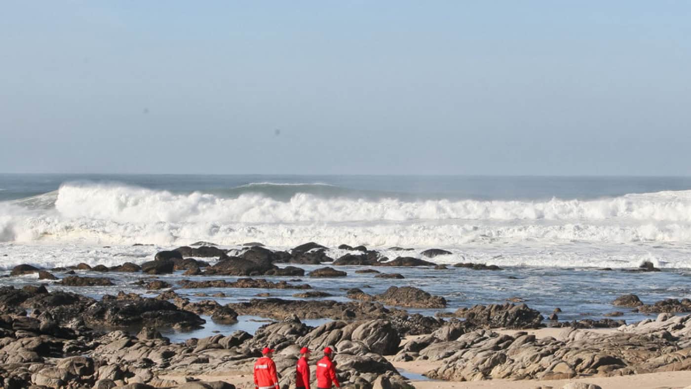 Retirado corpo do mar em praia na Póvoa de Varzim