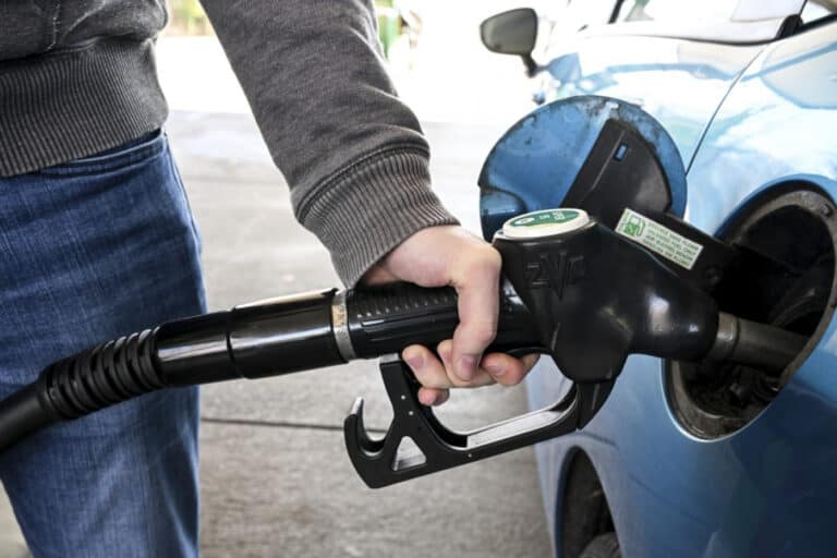 Preços dos combustíveis registam nova descida a rondar os cinco cêntimos