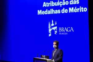 Listagem de medalhas municipais aprovada, mas PS e CDU temem "banalização"