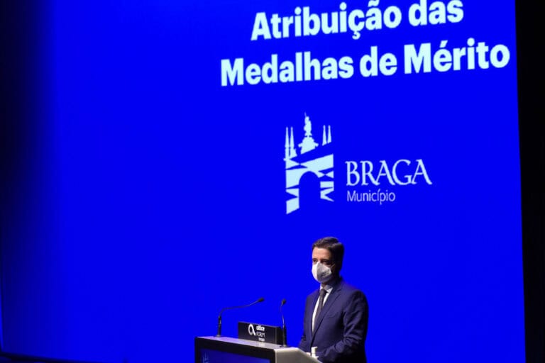 Listagem de medalhas municipais aprovada, mas PS e CDU temem "banalização"