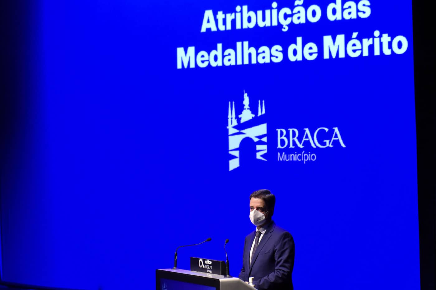 Listagem de medalhas municipais aprovada, mas PS e CDU temem "banalização"