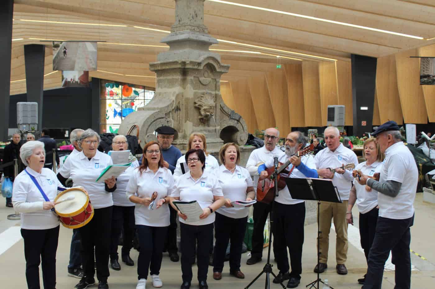 Alunos da Academia Sénior de Braga animam Mercado Municipal