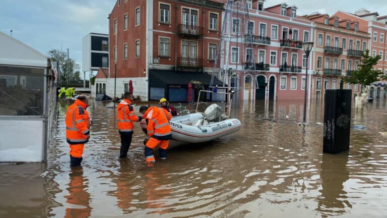 Mau tempo.&nbsp;Escolas na zona de Lisboa estão a encerrar e a mandar alunos para casa