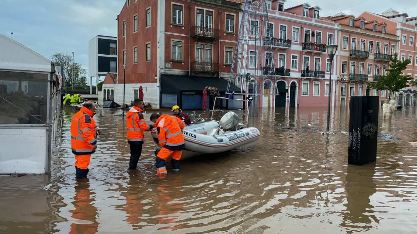 Mau tempo.&nbsp;Escolas na zona de Lisboa estão a encerrar e a mandar alunos para casa
