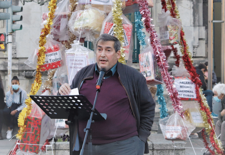 USB coloca pinheiro de Natal com pedidos dos trabalhadores na Arcada