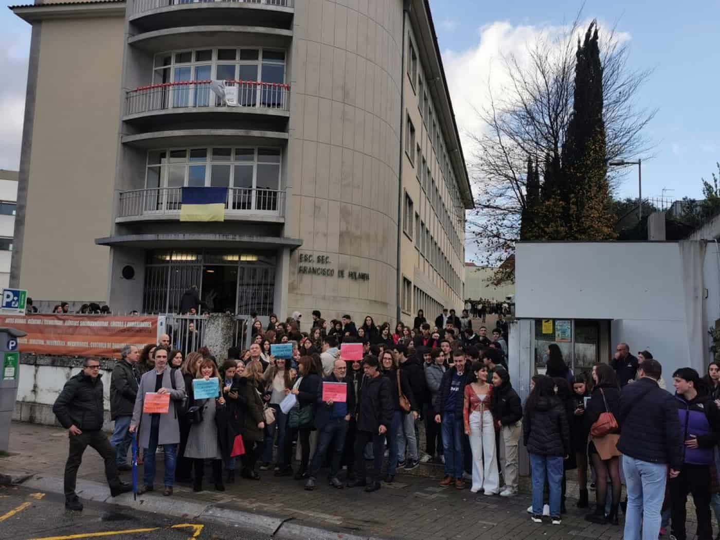 Greve de professores condiciona aulas na Francisco de Holanda