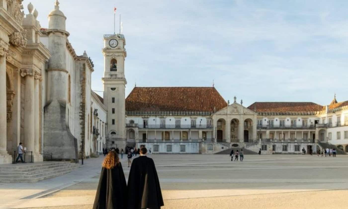 Universidade de Coimbra quer deixar de fazer exames em papel em 2023/24