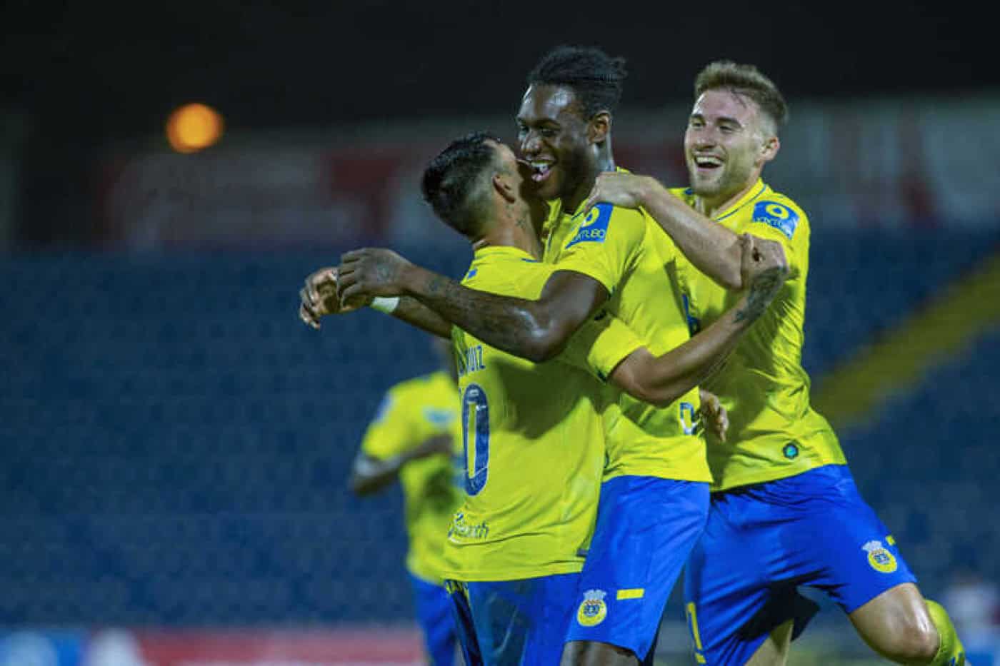 Arouca vence Santa Clara reduzido a nove e está nos ‘quartos’ da Taça da Liga