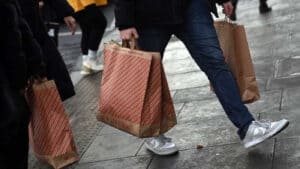 Portugueses vão gastar menos 5% este Natal e um quarto diz que não vai comprar prendas&nbsp;