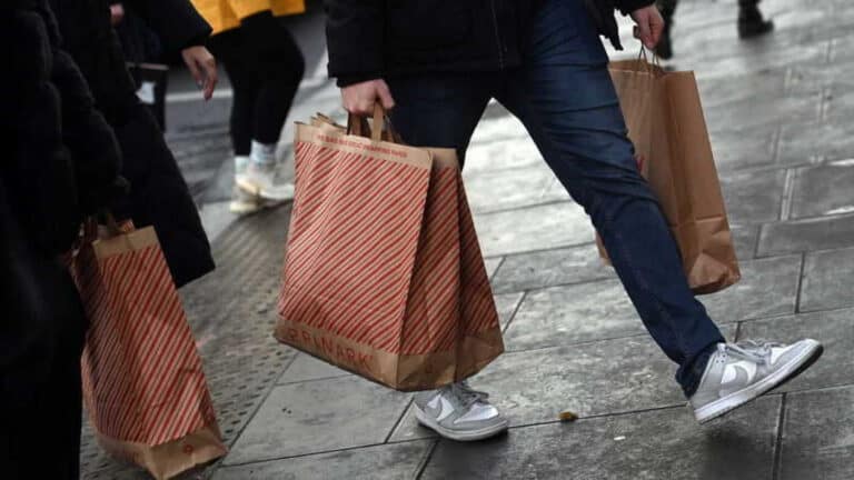 Portugueses vão gastar menos 5% este Natal e um quarto diz que não vai comprar prendas&nbsp;