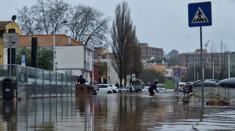 Bombeiros recebem 150 pedidos de ajuda por inundações em duas horas no Porto&nbsp;