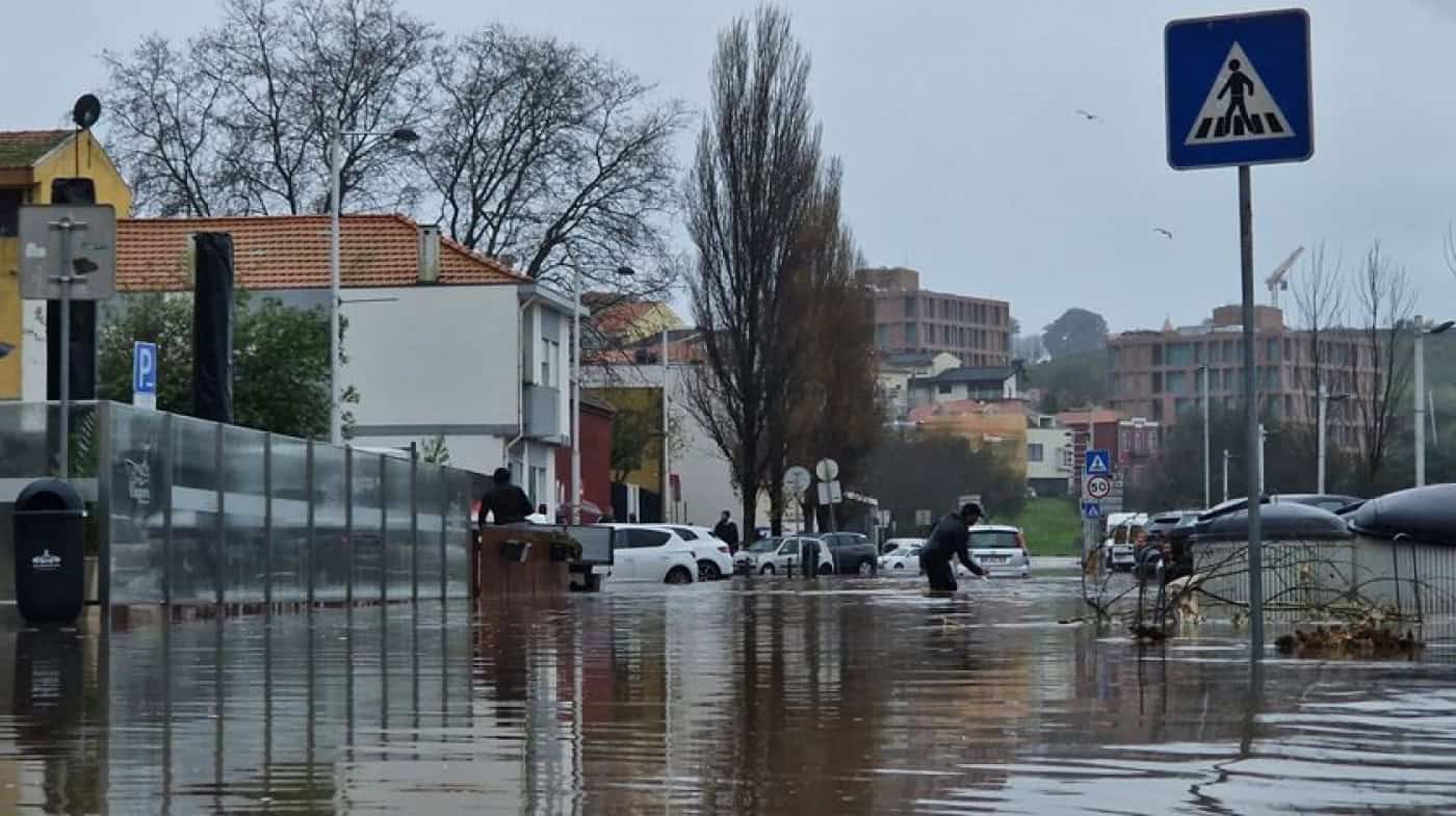 Bombeiros recebem 150 pedidos de ajuda por inundações em duas horas no Porto