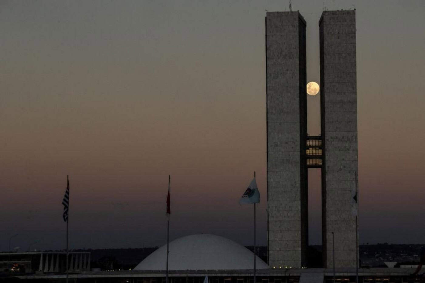 Centenas de apoiantes de Bolsonaro forçam entrada no edifício do Congresso brasileiro