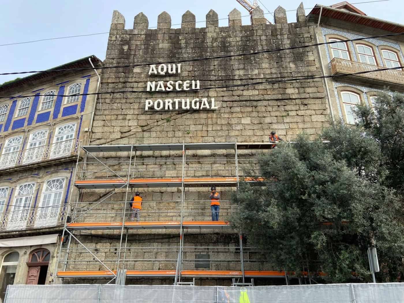 Arranca 2ª fase da intervenção na Muralha com a inscrição "Aqui Nasceu Portugal"