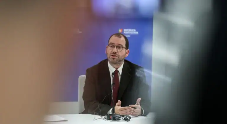 Governo admite vinculação de professores após três contratos&nbsp;