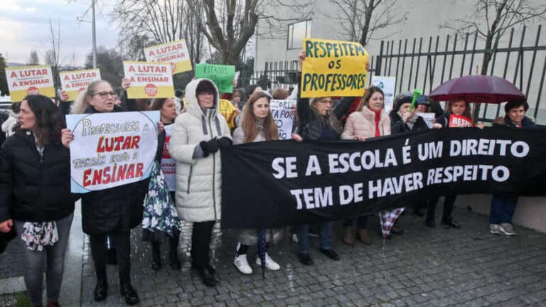 Greve por distritos: professores e alunos continuam o protesto em Aveiro&nbsp;